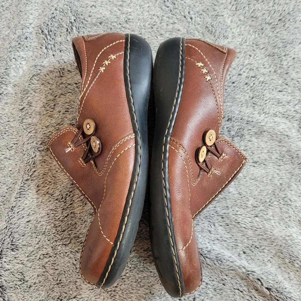 Clarks Womens Loafers 8W Brown Leather Button Accent Low Heel Granola Girl 21462